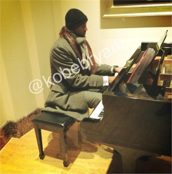 科比弹钢琴