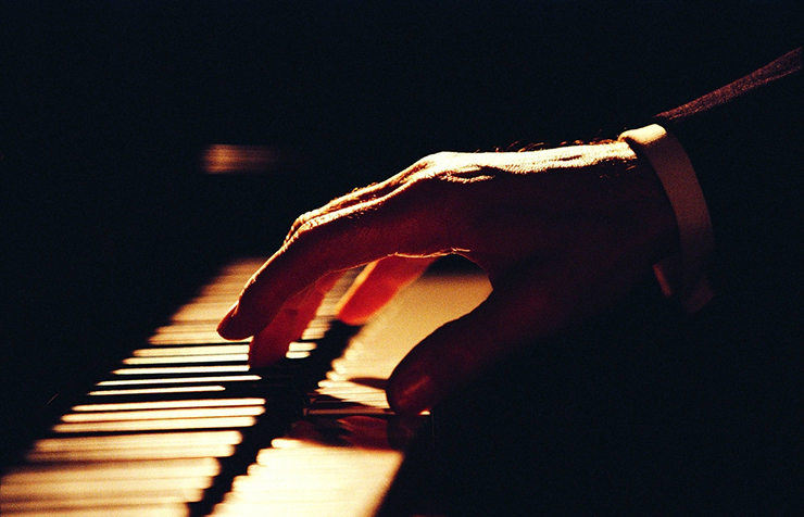 左手在钢琴演奏中的重要性