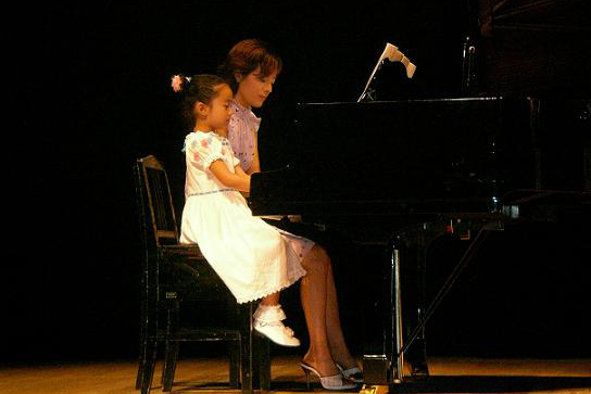 陪练老师在孩子学习过程中如何正确教导练琴