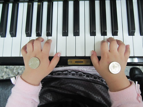 孩子快乐学手卷钢琴的小技巧