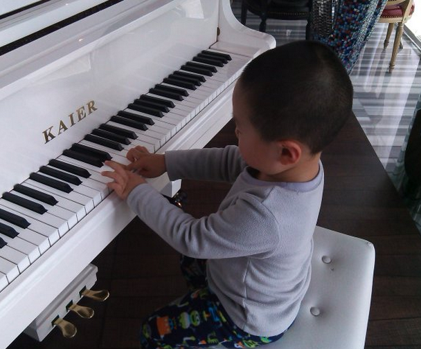 学习钢琴还是要从小开始！