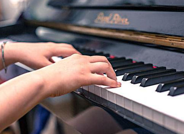 手卷钢琴会把手练坏吗？